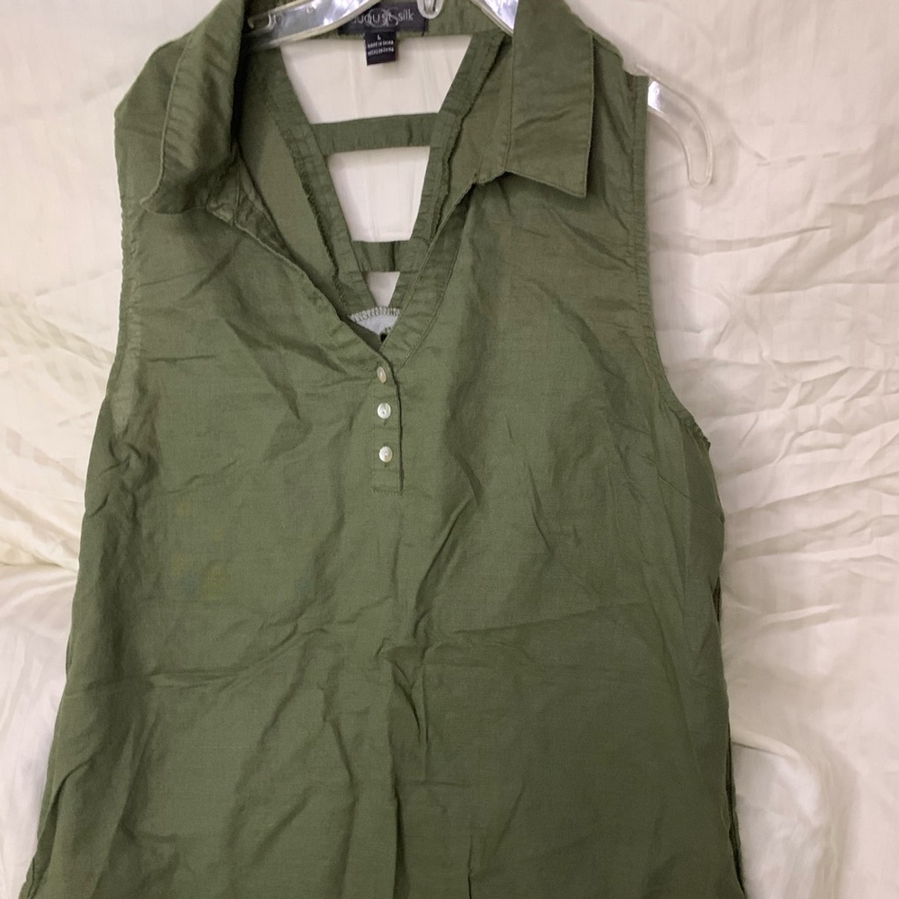 Stunning—-sleeveless, green blouse